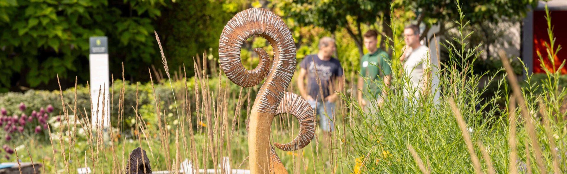 Keramik Skulptur in Pflanzenbeet